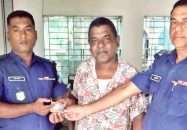 ব্যবসায়ীর খোয়া যাওয়া টাকা উদ্ধার করে ফেরত দিল ফকিরহাট পুলিশ
