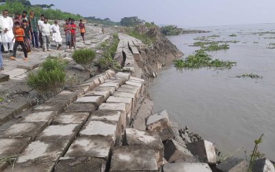 বাগেরহাটে বলেশ্বর নদী ভাঙ্গন : টেকসই বাধ ভাঙ্গন, আতংকিত সাউথখালী বাসী