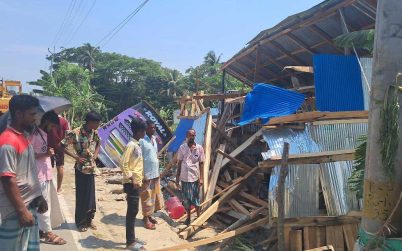বাগেরহাটে দোকান ঘর নিয়ে খাদে পড়ল  বেপরোয়া বাস, এক যাত্রী নিহত