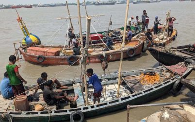 বাগেরহাটে ডুবে যাওয়া বাল্কহেড থেকে চাল উদ্ধার শুরু