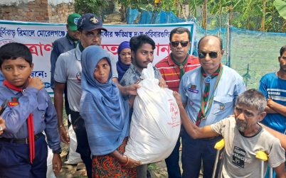 বাগেরহাটে  ঘূর্ণিঝড়ে দুর্গতদের মাঝে খাদ্য সহায়তা প্রদান