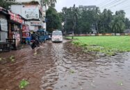 বাগেরহাটে  টানা বৃষ্টিতে  শহরে হাটু পানি, জলাবদ্ধতায় দূর্ভোগ চরমে