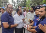 বাগেরহাটে হেলমেট ব্যবহারকারী মোটরসাইকেল চালাতে উৎসাহিত করতে ব্যতিক্রমী ক্যাম্পেইন 