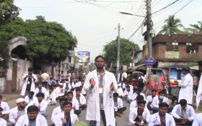 বাগেরহাটে ক্লাস বর্জন করে ম্যাটস শিক্ষার্থীদের আন্দোলন,সড়ক অবরোধ