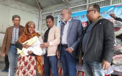 বাগেরহাটে জেলা বিএনপির পক্ষ থেকে শীতবস্ত্র বিতরণ