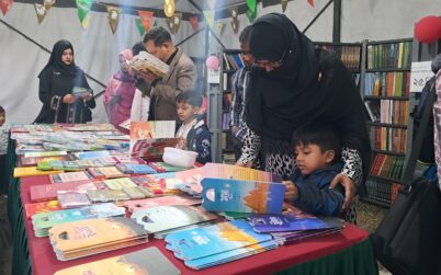 বাগেরহাটে ভ্রাম্যমাণ বইমেলায় পাঠকদের সরব উপস্থিতি