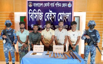 মোংলায় বাণিজ্যিক জাহাজে চুরির প্রস্তুতিকালে দেশীয় অস্ত্র ও মাদকসহ আটক ৫