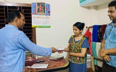 বাগেরহাটে এসএসসি পরীক্ষার্থীদের উৎসাহ দিতে বাড়ি-বাড়ি যাচ্ছেন বিএনপি নেতা মনি