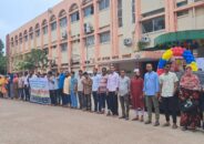 চাকুরী স্থায়ীকরনের দাবীতে বাগেরহাটে নকল নবিস মানবন্ধবন