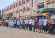 চাকুরী স্থায়ীকরনের দাবীতে বাগেরহাটে নকল নবিস মানবন্ধবন