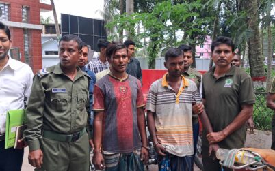 সুন্দরবন থেকে হরিণের চামড়া ও মাথাসহ আটক ২