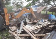 বাগেরহাটে মহাসড়কের পাশে গড়ে ওঠা অবৈধ স্থাপনা উচ্ছেদ