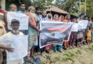 রামপালে নদী ভঙ্গন : গ্রাম রক্ষার দাবীতে এলাকাবাসির মানববন্ধন