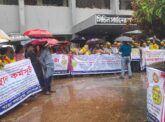 টানা বৃষ্টি উপেক্ষা করে বাগেরহাটে ৬ দফা দাবীতে  স্বাস্থ্যসহকারীদের অবস্থান কর্মসুচি পালন