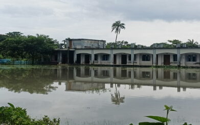 টানা বৃষ্টিতে পানিবন্দি সহস্রাধিক পরিবার, ভেসে গেছে চিংড়ি ঘের ও পুকুর